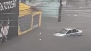 Temporal alaga ruas, deixa carros submersos e coloca cidade em alerta máximo; Veja vídeo