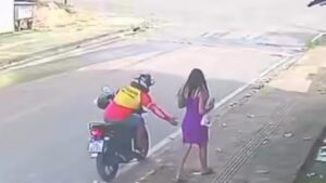 Motociclista uniformizado se inclina da moto e passa a mão em menina em via pública; veja vídeo
