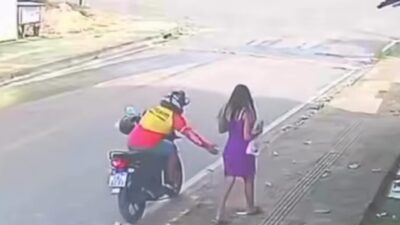 Motociclista uniformizado se inclina da moto e passa a mão em menina em via pública; veja vídeo