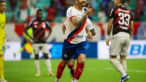Bahia vence Athletico-PR com dois de Everaldo e sobe na tabela do Brasileirão; veja os gols
