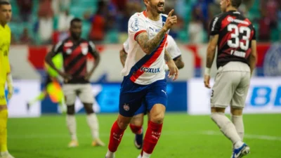 Bahia vence Athletico-PR com dois de Everaldo e sobe na tabela do Brasileirão; veja os gols
