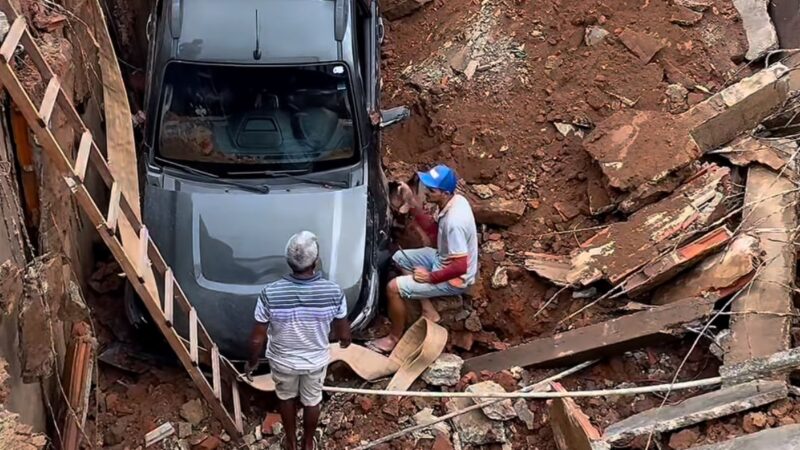 Buraco monstruoso engole caminhonete de padre em Palmácia