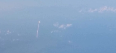 Passageira flagra lançamento da Artemis II durante voo e surpreende avião inteiro; Veja vídeo