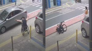 Motorista de aplicativo se recusa a atender passageiro cadeirante e usuário cai ao tentar se aproximar do veículo; veja vídeo