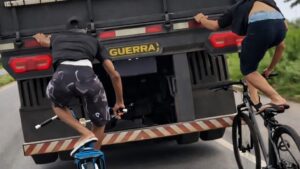 Adolescentes se arriscam ao se prenderem a traseira de caminhão em movimento; veja vídeo