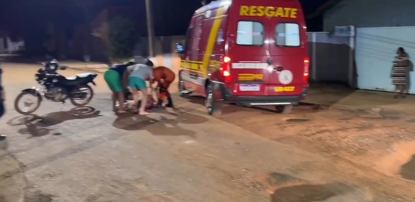 Acidente em Pontes e Lacerda: Buracos na via causam queda e geram revolta de moradores; Veja vídeo