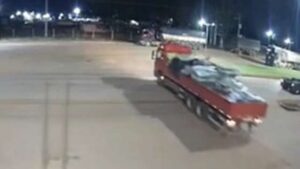 Motorista bêbado perde controle e carreta invade madeireira em Brasnorte; veja vídeo