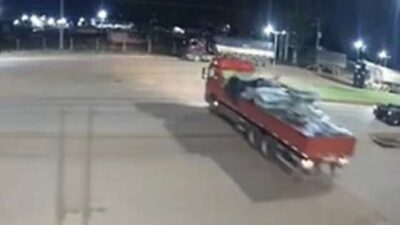 Motorista bêbado perde controle e carreta invade madeireira em Brasnorte; veja vídeo