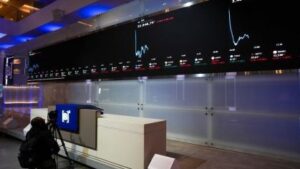 Ibovespa oscila e fecha no vermelho enquanto bolsas dos EUA dividem sinais