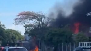 Avião despenca, atinge restaurante e deixa rastro de fogo; Veja vídeo