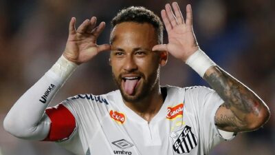 VÍDEO: Neymar debocha, procura nome na camisa e acaba suspenso após confusão com jogador do Remo