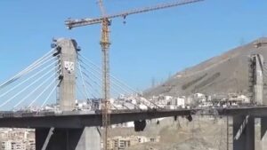 Ponte gigante é destruída em ataque, deixa mortos e Trump ameaça novos bombardeios; Veja vídeo