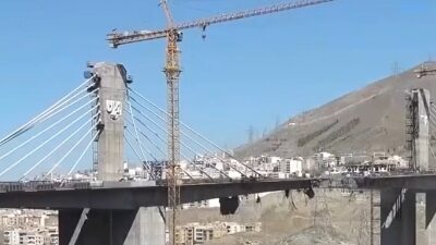 Ponte gigante é destruída em ataque, deixa mortos e Trump ameaça novos bombardeios; Veja vídeo