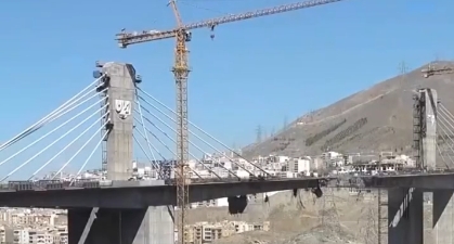 Ponte gigante é destruída em ataque, deixa mortos e Trump ameaça novos bombardeios; Veja vídeo