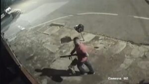 Bombeiro é preso após disparar contra portão de residência e ferir cachorro em Rondonópolis; veja vídeo