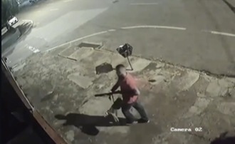 Bombeiro é preso após disparar contra portão de residência e ferir cachorro em Rondonópolis; veja vídeo