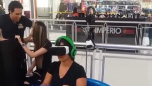 Desespero: mulher grita e enlouquece em simulador parado no shopping; Veja vídeo