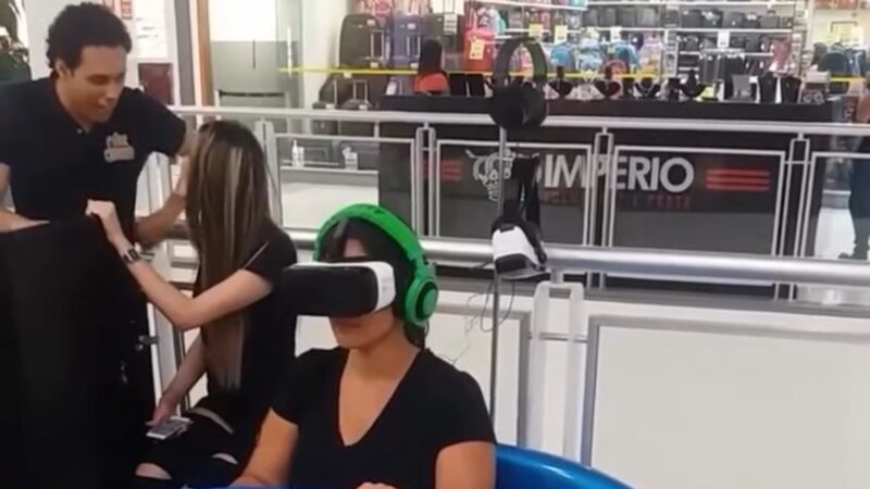 Desespero: mulher grita e enlouquece em simulador parado no shopping; Veja vídeo