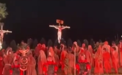 Multidão emociona e transforma Via-Sacra em espetáculo de fé com mais de 100 mil pessoas; Veja vídeo