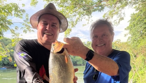 Blairo Maggi marca presença em pesqueiro de Max Russi no Manso e mostra peixe Piraputanga pescado; Veja vídeo