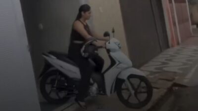Pedido inesperado viraliza: mulher chama moto por app e faz solicitação que surpreende motorista; veja vídeo