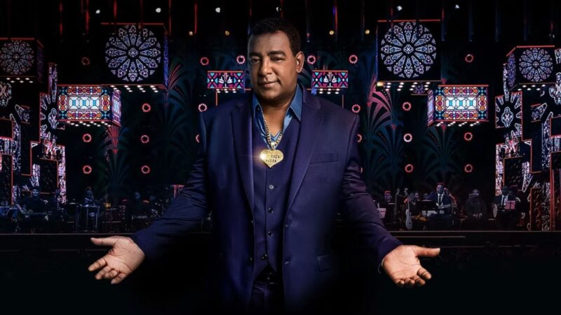 Durante show, fã do Raça Negra que trabalhava no evento é convidada ao palco e emociona o público; veja vídeo