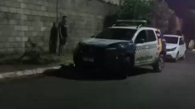 Homem perde controle de carro em condomínio e provoca sequência de danos impressionante; veja vídeo