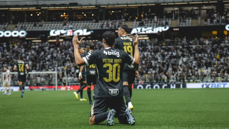 Atlético-MG vence o Athletico-PR na Arena MRV e sobe na tabela do Brasileirão; veja os gols