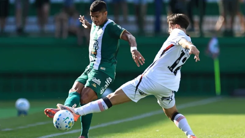 Expulsão, gol no fim e empate: Chapecoense e Vitória ficam no 1 a 1 na Arena Condá; veja os gols