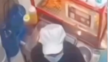 Jovem é queimada com óleo quente por colega de trabalho; Veja vídeo