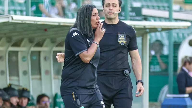 Nívia de Lima entra para a história como primeira auxiliar técnica na Série A do Brasileirão