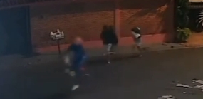 Quatro homens armados fazem alunos reféns; Veja vídeo