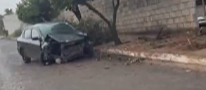 Motorista bate o carro e destrói muro de residencial em Cuiabá; veja vídeo