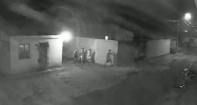 Presos fogem por buraco em cela e caminham livremente após fuga; Veja vídeo