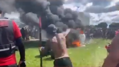 Indígenas ateiam fogo a caveiras gigantes e protestam contra o Congresso Nacional; Veja vídeo