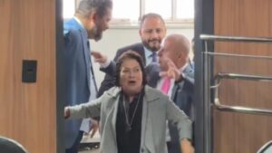 Blindagem ou estratégia: Baixinha assume controle e isola Chico 2000 da imprensa; veja vídeo