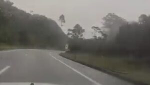 Carro derrapa, capota e fica pendurado em penhasco; Veja vídeo