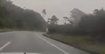 Carro derrapa, capota e fica pendurado em penhasco; Veja vídeo