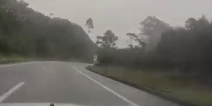 Carro derrapa, capota e fica pendurado em penhasco; Veja vídeo