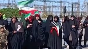 Iranianos formam muralha humana contra os EUA; Veja vídeo