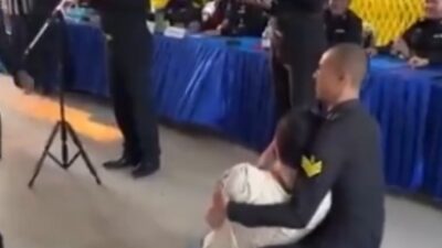 Jovens desmaiam e comemoram durante alistamento militar; Veja vídeo