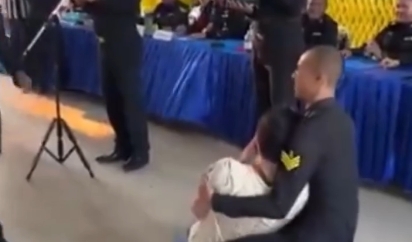 Jovens desmaiam e comemoram durante alistamento militar; Veja vídeo