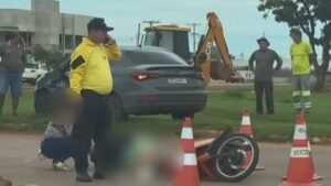 Motociclista bate em lateral de carro e fica ferida em Rondonópolis; veja vídeo