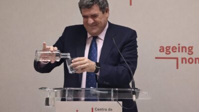 Água servida em suporte de copo viraliza pela forma como presidente do Banco da Espanha conduz a situação; veja vídeo