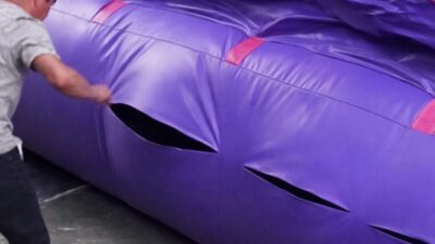 Criança danifica brinquedo inflável em praça pública enquanto pais tratam situação com naturalidade; veja vídeo