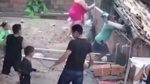 Telhado desaba sobre família no interior e deixa feridos, incluindo bebê; Veja vídeo