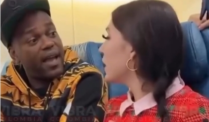 Mulher pede ajuda em silêncio dentro de avião e caso de tensão a bordo choca passageiros; Veja vídeo