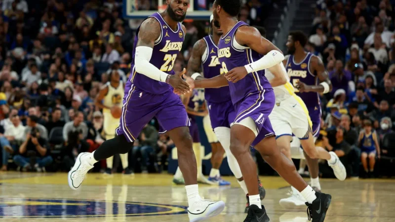 VÍDEO: LeBron marca após passe de Bronny e Lakers vencem Warriors