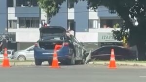 Carro capota após bater em viatura da PM que buscava fugitivo; Veja vídeo