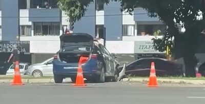 Carro capota após bater em viatura da PM que buscava fugitivo; Veja vídeo